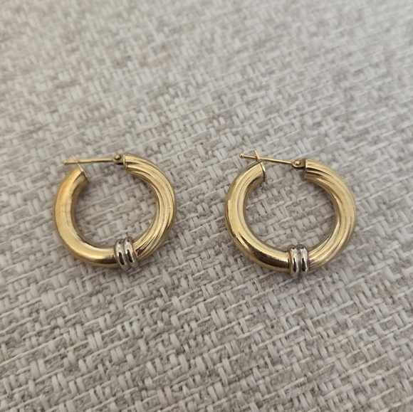 Vintage Jewelry - 14k yellow gold twisted and shine finish oval puffy earrings, made in Italy